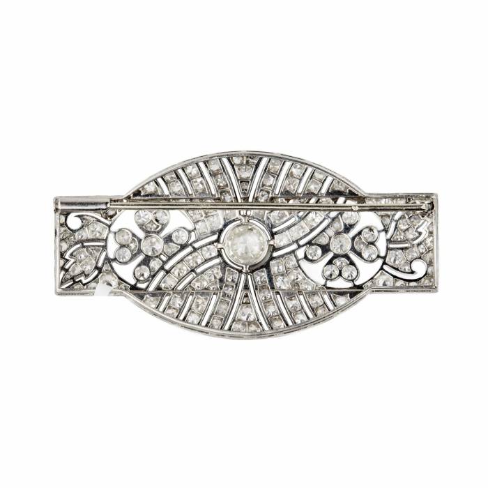 Brooch with diamonds in Art Deco style. 