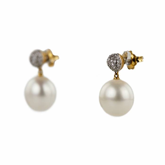 Marco Bicego. Boucles d`oreilles en or finement travaillées avec perles et diamants. 