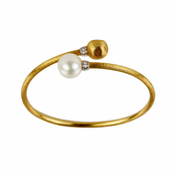 Marco Bicego. Original gold bracelet with pearl and diamonds. 