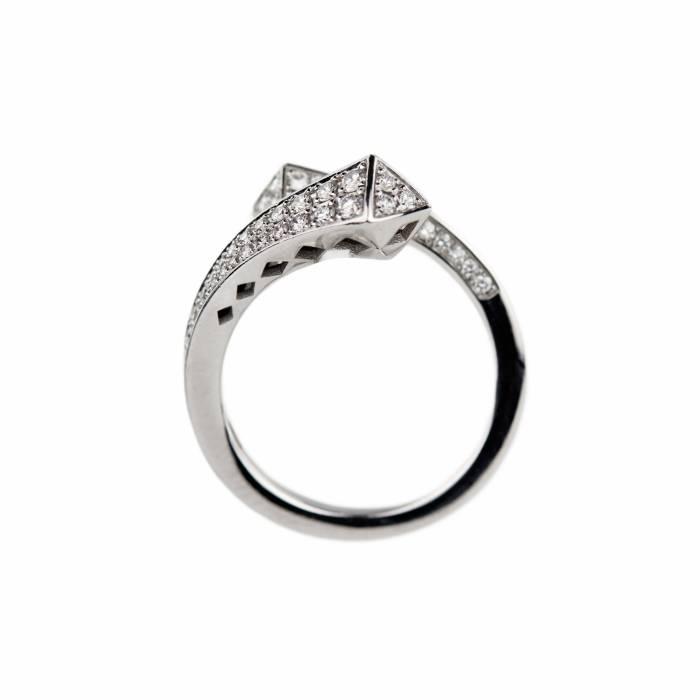 Золотое кольцо с бриллиантами фирмы Giorgio Visconti.