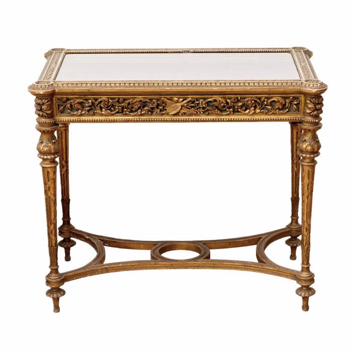 Table-vitrine sculptee en bois dore, dans l`esprit Napoleon III, fin XIXe siècle. 