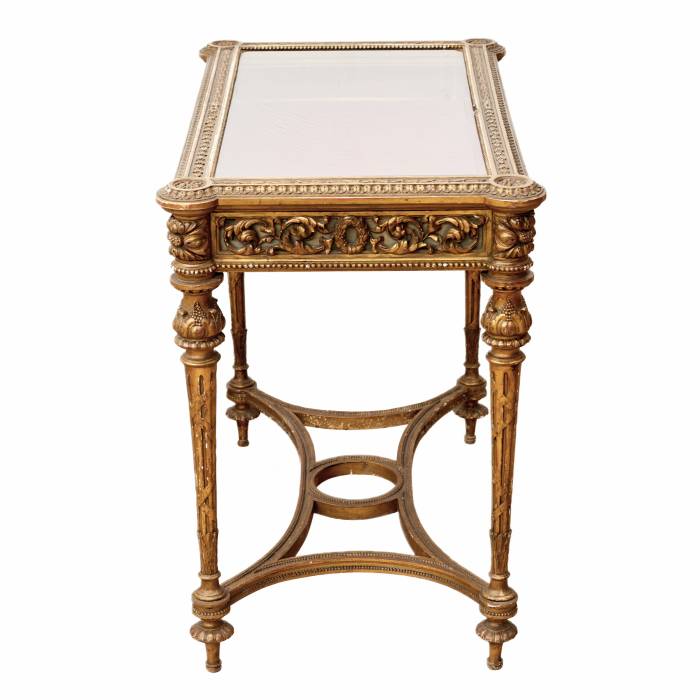 Table-vitrine sculptee en bois dore, dans l`esprit Napoleon III, fin XIXe siècle. 