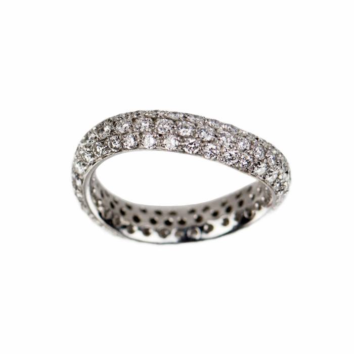 18K white gold Pomellato ring set with Narrow Wave Band diamonds. 