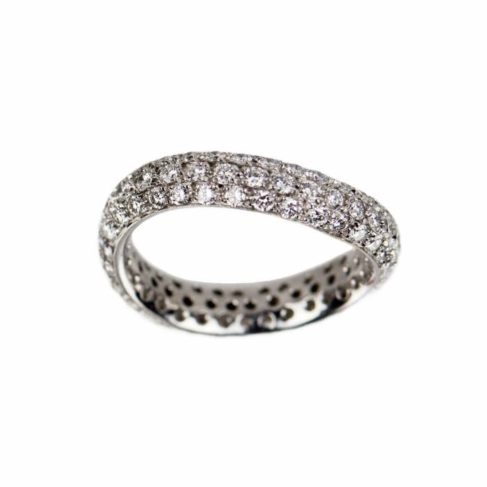 Bague Pomellato en or blanc 18 carats sertie de diamants Narrow Wave Band. 