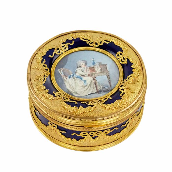 BOÎTE DE DAME EN PORCELAINE AVEC MINIATURE, STYLE LOUIS XVI FRANCE, FIN DU XVIIIᵉ SIÈCLE – PREMIÈRE MOITIÉ DU XIXᵉ SIÈCLE