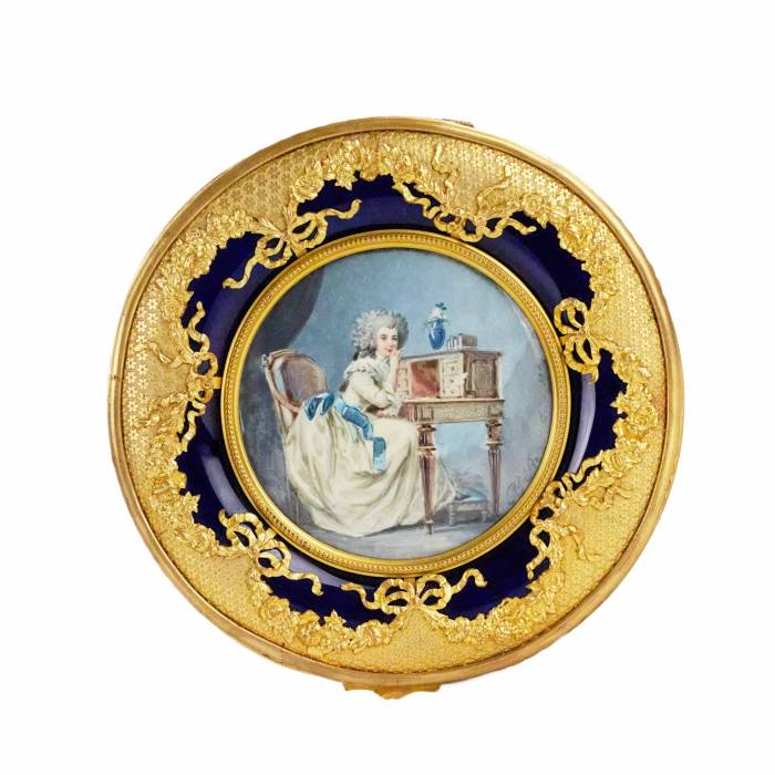 Boîte ronde en porcelaine avec miniature de style Louis XVI. 