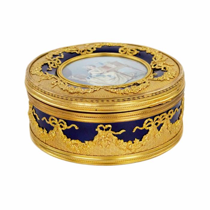 Round porcelain box with a miniature in the style of Louis XVI.