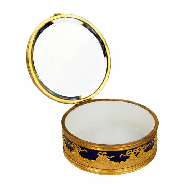 Round porcelain box with a miniature in the style of Louis XVI.