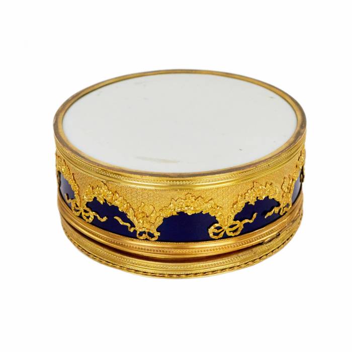 Round porcelain box with a miniature in the style of Louis XVI.