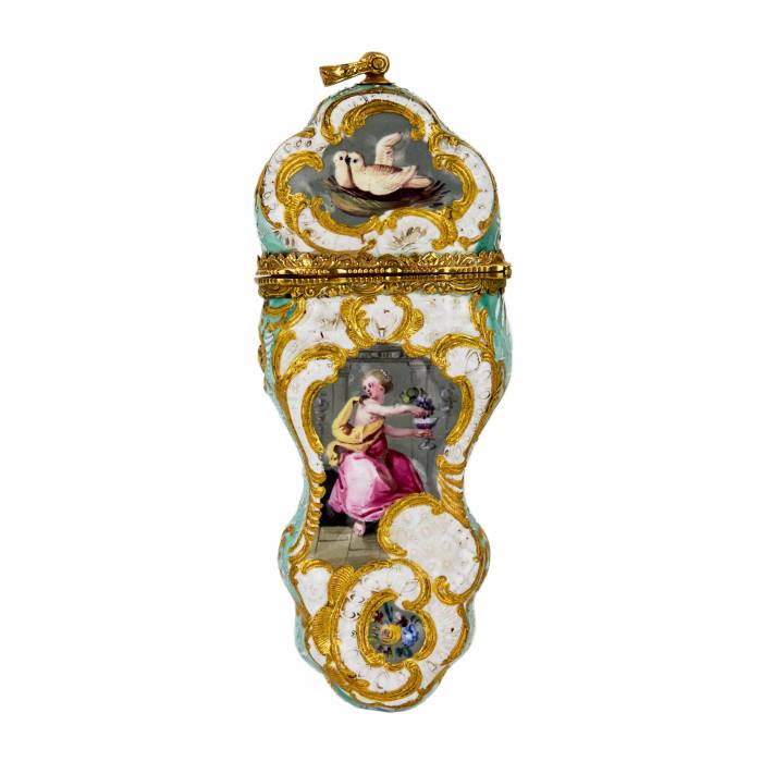English painted porcelain necessaire with gold. 18 century. 