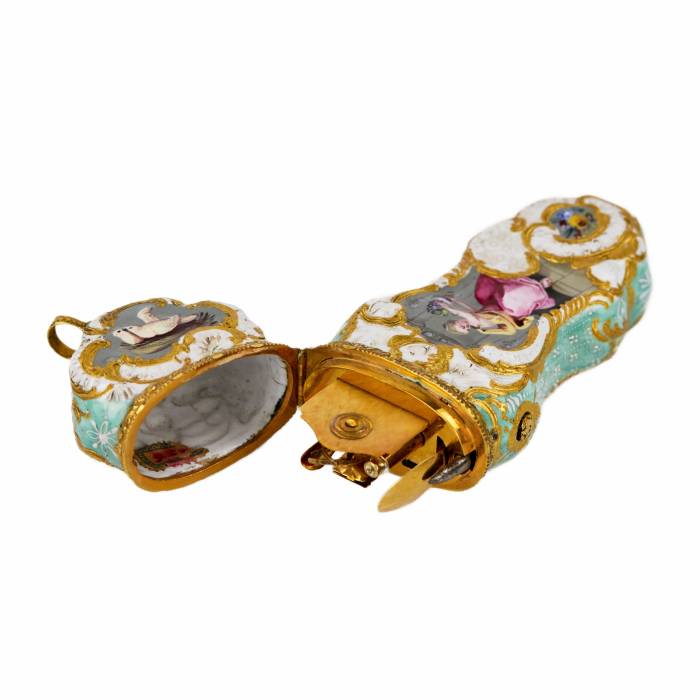 English painted porcelain necessaire with gold. 18 century. 