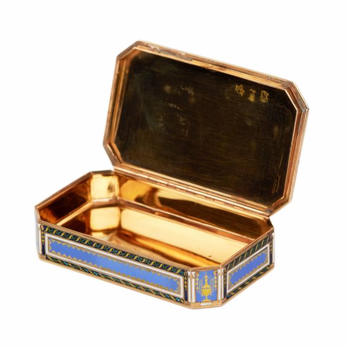 EIGHT-SIDED, GOLD TOBOXBOX WITH ENAMEL. SWITZERLAND 18TH CENTURY. 