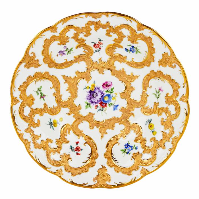 An elegant Meissen porcelain dish. 