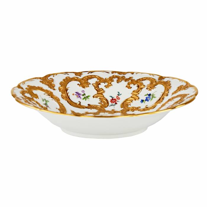 An elegant Meissen porcelain dish. 