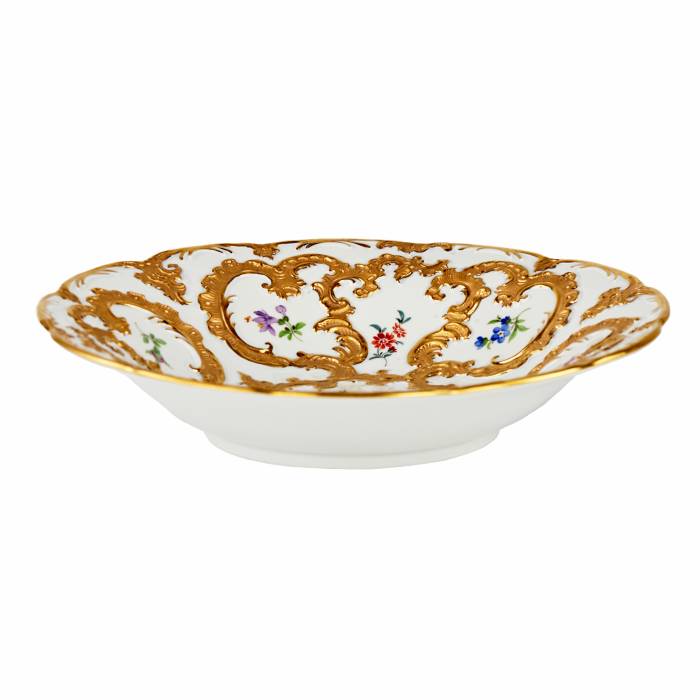 Un elegant plat en porcelaine de Meissen. 