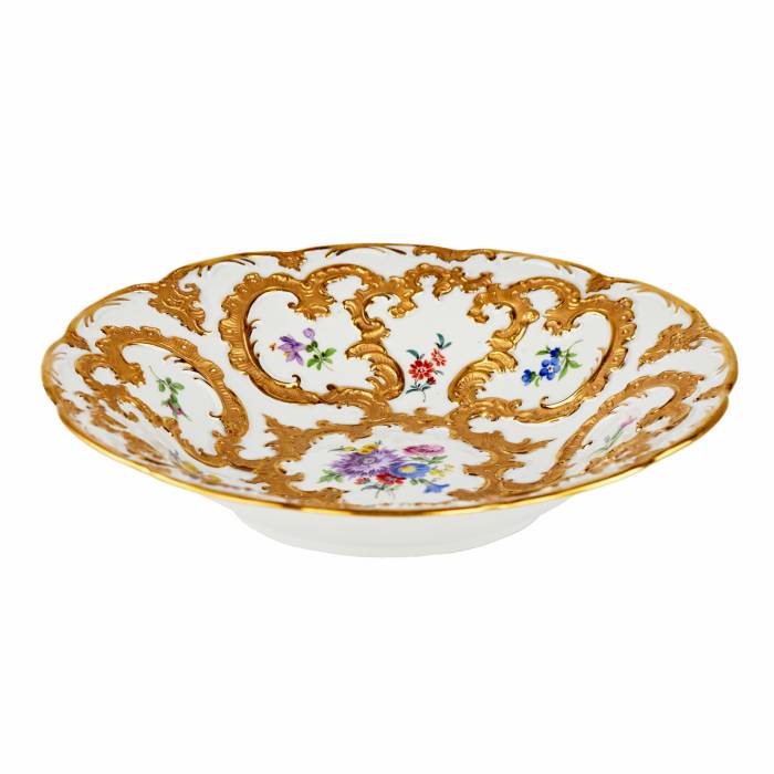 Un elegant plat en porcelaine de Meissen. 