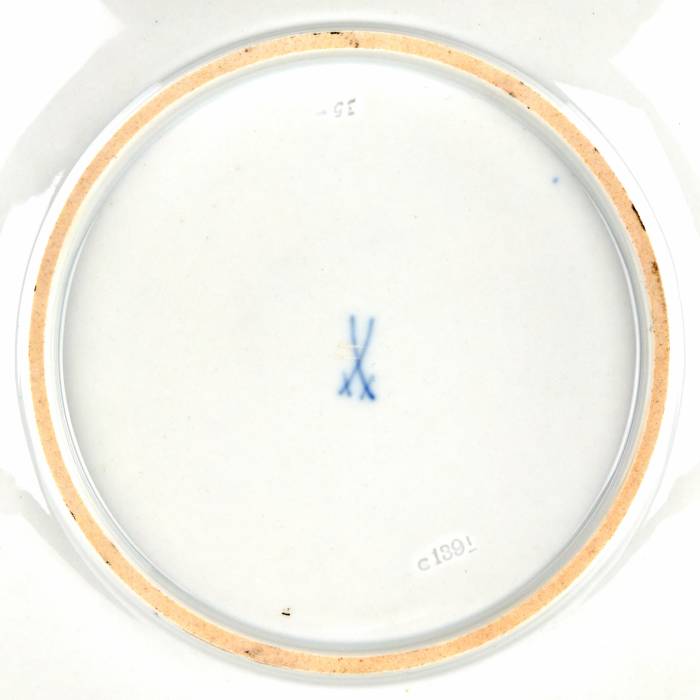 An elegant Meissen porcelain dish. 