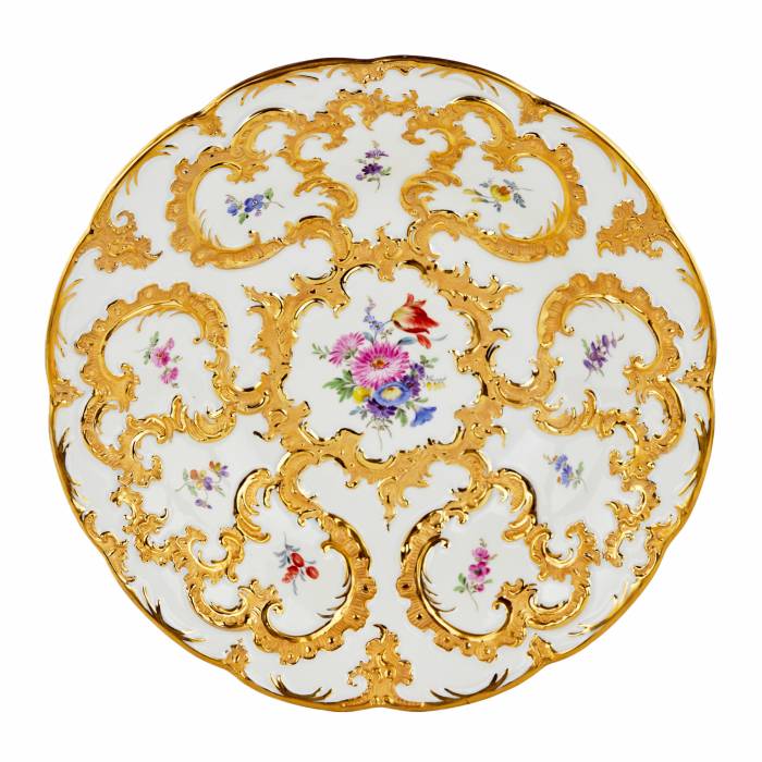 Un elegant plat en porcelaine de Meissen. 