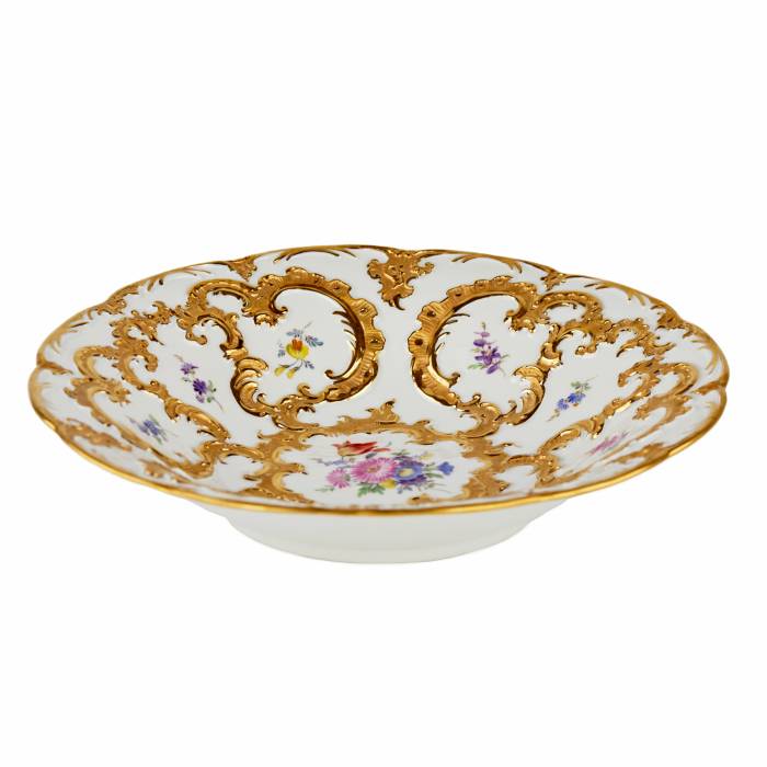 An elegant Meissen porcelain dish. 