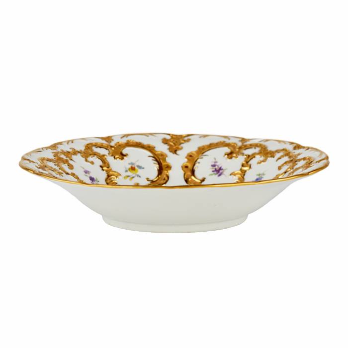 Un elegant plat en porcelaine de Meissen. 