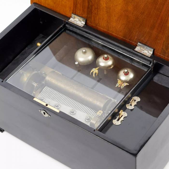 Mūzikas kaste ar bungu mehānismu un zvaniņiem. 19. gadsimts. 