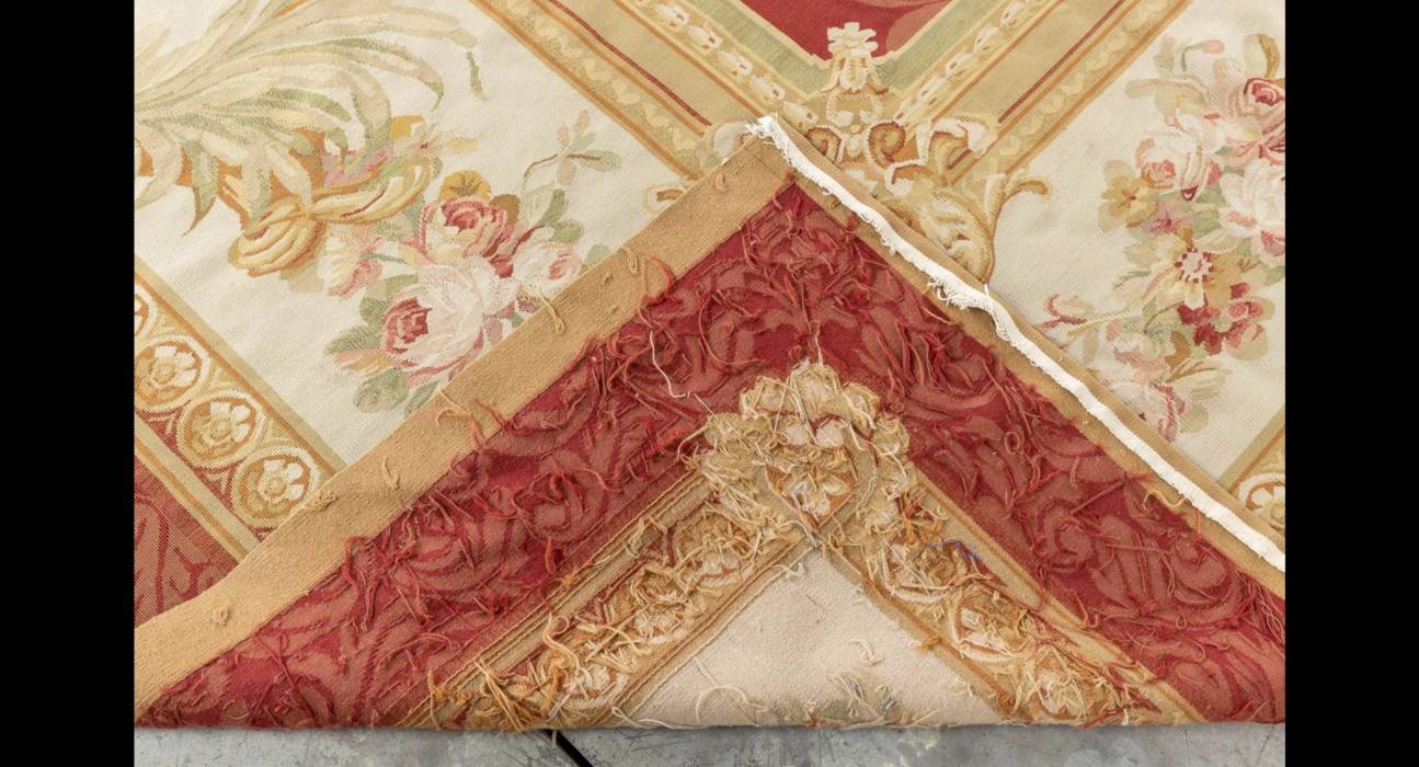 Exceptionnel tapis ancien d`Aubusson du XIXème siècle. France. 