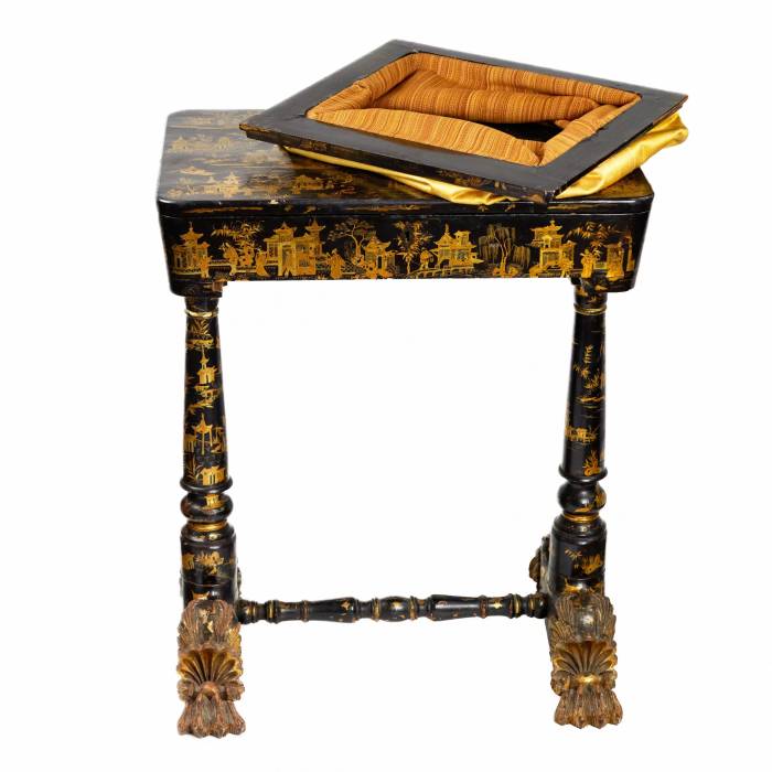 Table artisanale en laque de Pekin noir et or. 19ème siècle. 