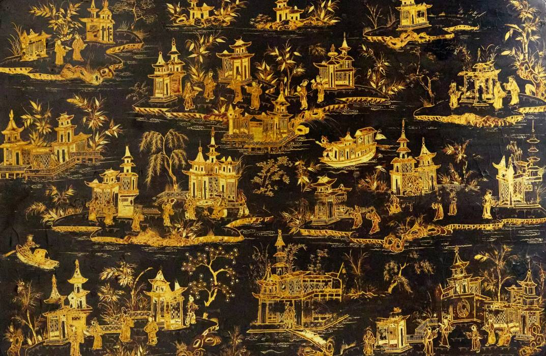 Table artisanale en laque de Pekin noir et or. 19ème siècle. 
