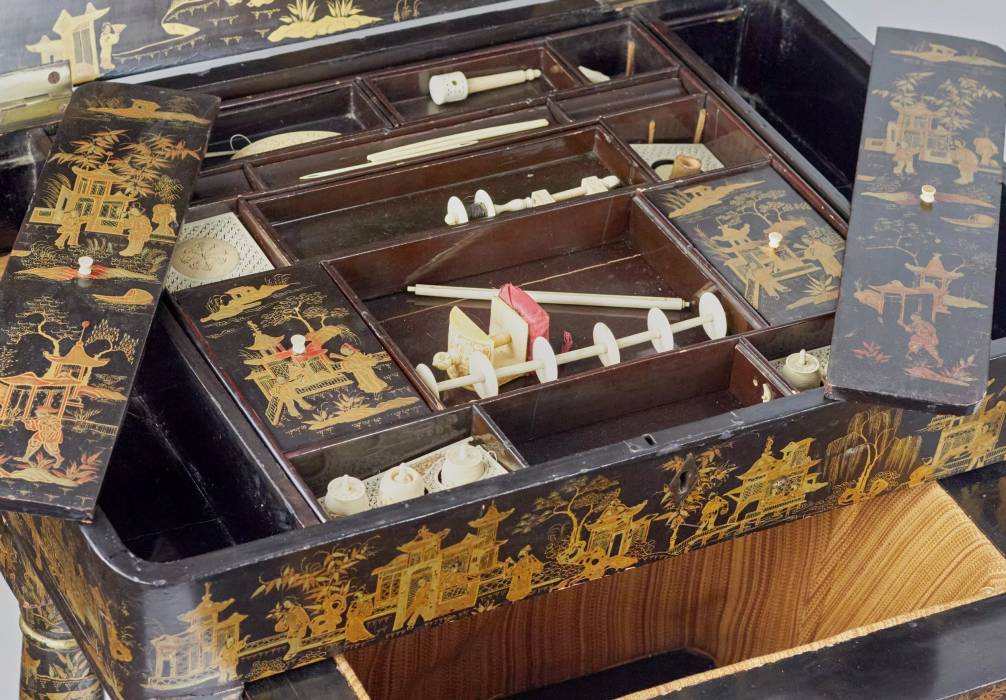 Стол для рукоделия из черного и золотого пекинского лака. 19 век.