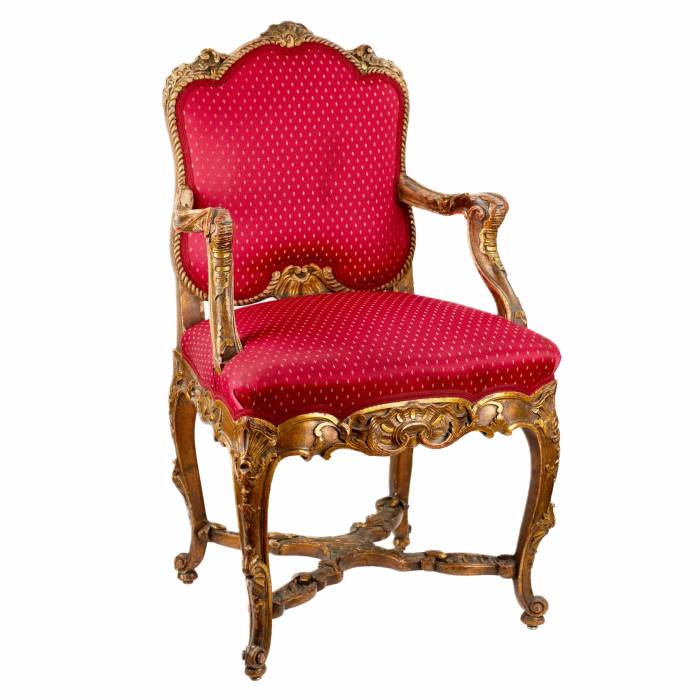 Magnifique fauteuil sculpté dans le style rococo des XIXe et XXe siècles. 
