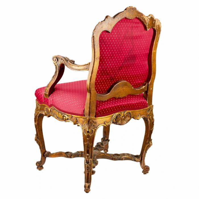 Lielisks, grebts atzveltnes krēsls 19. un 20. gadsimta rokoko stilā. 