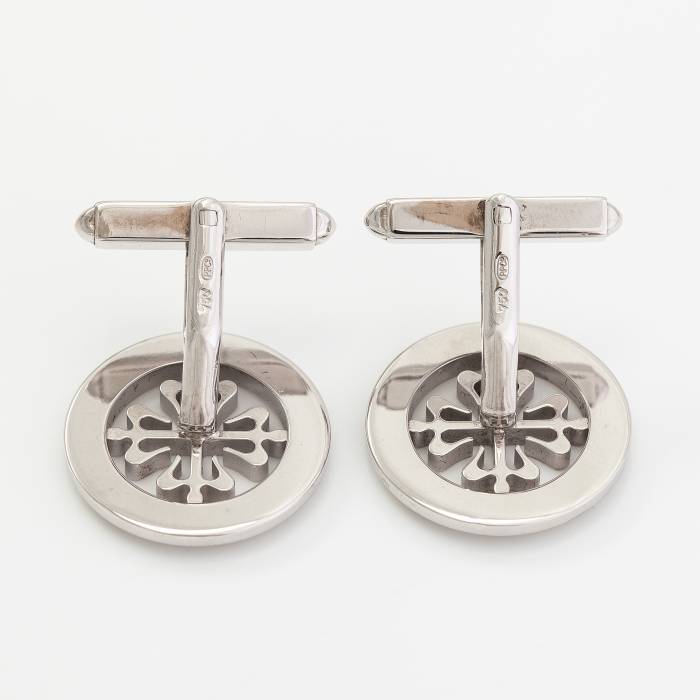 Patek Philippe. Paire de boutons de manchette Calatrava en or blanc 18 carats.