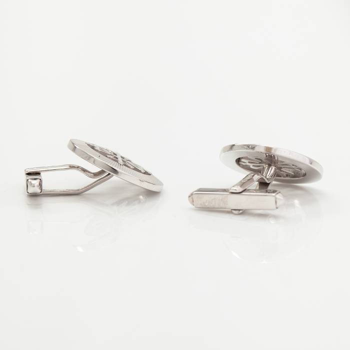 Patek Philippe. Paire de boutons de manchette Calatrava en or blanc 18 carats.
