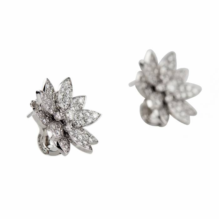 Lotus earrings, white gold with diamonds, in the form of blossoming lotus flowers. 