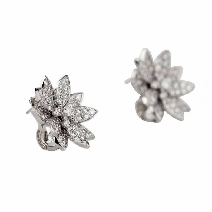 Boucles d`oreilles Lotus, or blanc avec diamants, en forme de fleurs de lotus en fleurs. 