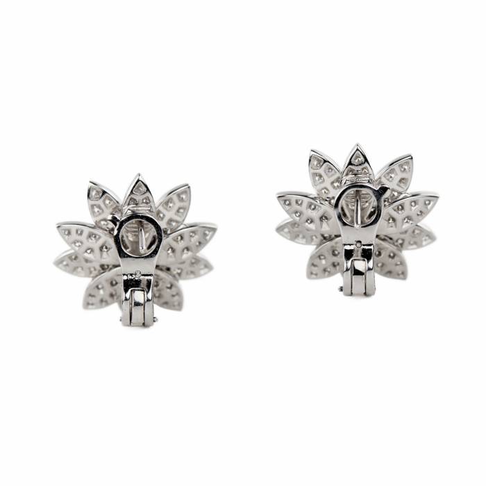 Boucles d`oreilles Lotus, or blanc avec diamants, en forme de fleurs de lotus en fleurs. 