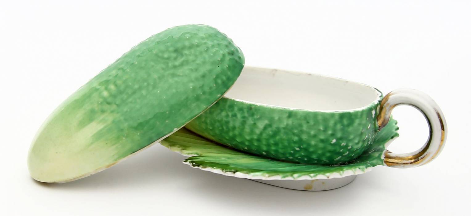 Butter dish in the form of a cucumber on a leaf, Kuznetsoff. 