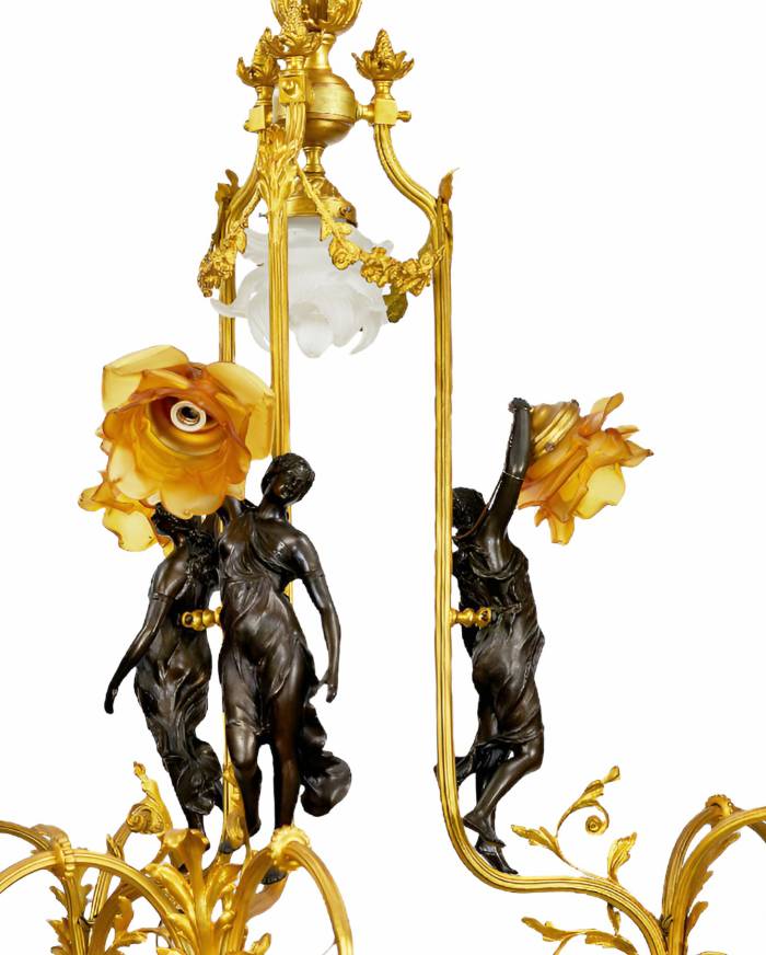 Bronze et laiton dore, gracieux lustre Art Nouveau, aux nymphes de Flore. 