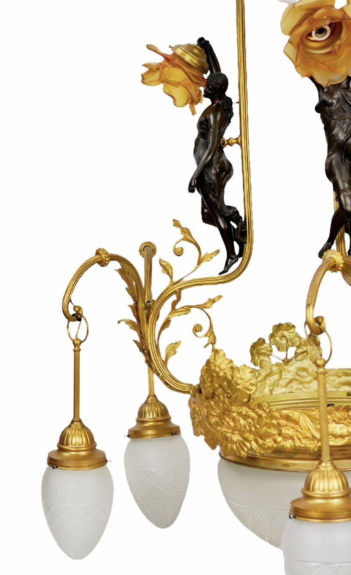 Bronze et laiton dore, gracieux lustre Art Nouveau, aux nymphes de Flore. 