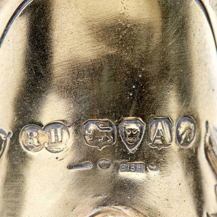 Robert Harper. Une grandiose cruche à eau en argent dore. Londres 1876. 
