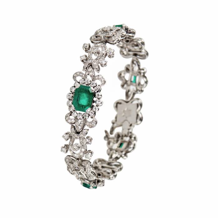 Ladies bracelet in platinum with emeralds and diamonds. First quarter of the 20th century. 