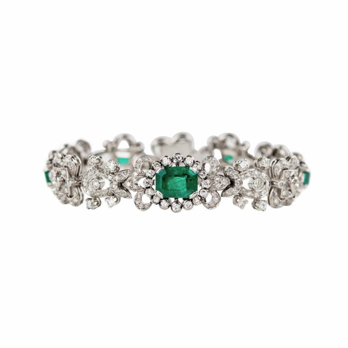 Ladies bracelet in platinum with emeralds and diamonds. First quarter of the 20th century. 