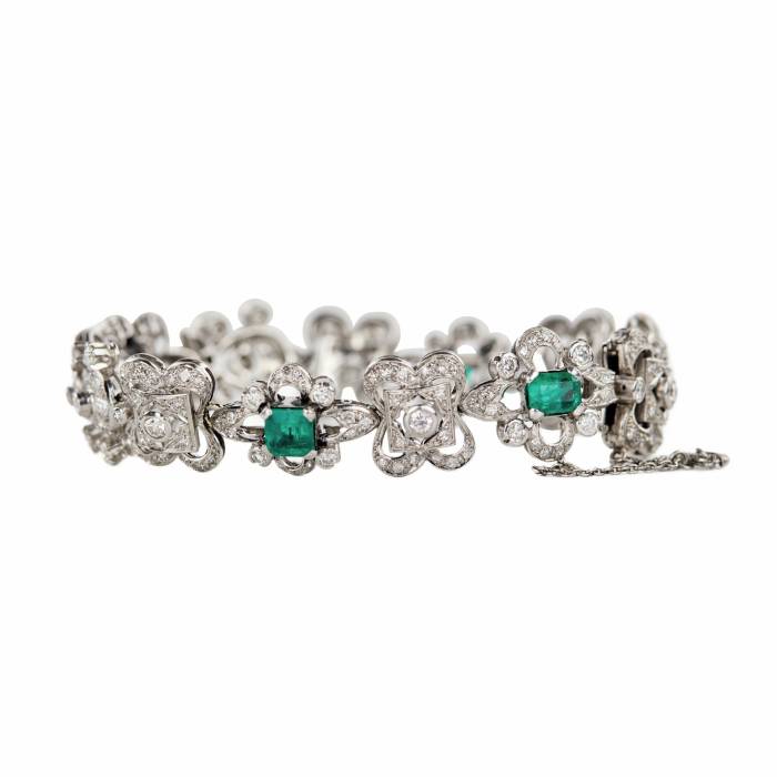 Ladies bracelet in platinum with emeralds and diamonds. First quarter of the 20th century. 