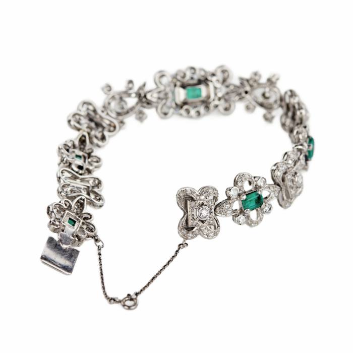 Ladies bracelet in platinum with emeralds and diamonds. First quarter of the 20th century. 