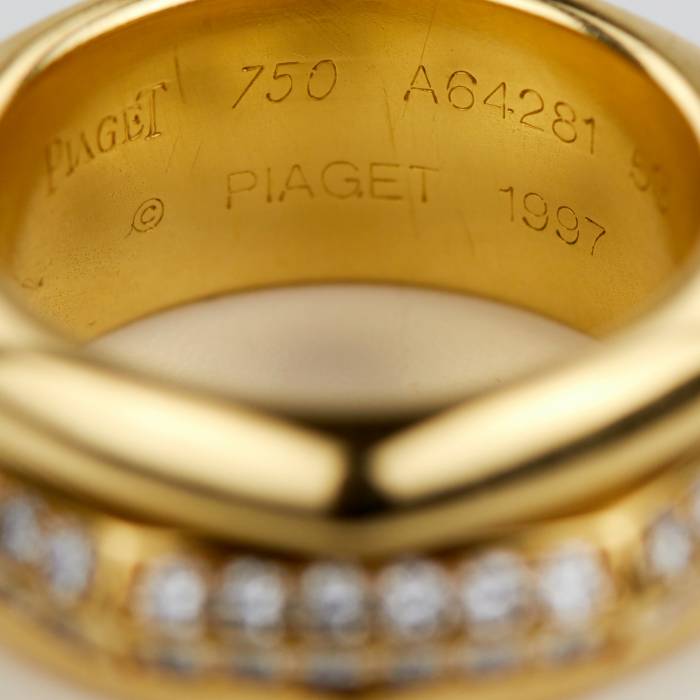 18K gold nut-shaped ring set with diamonds. Piaget Possession.