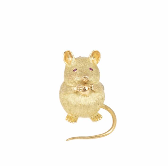 18K yellow gold brooch in the shape of a mouse holding a hazelnut.