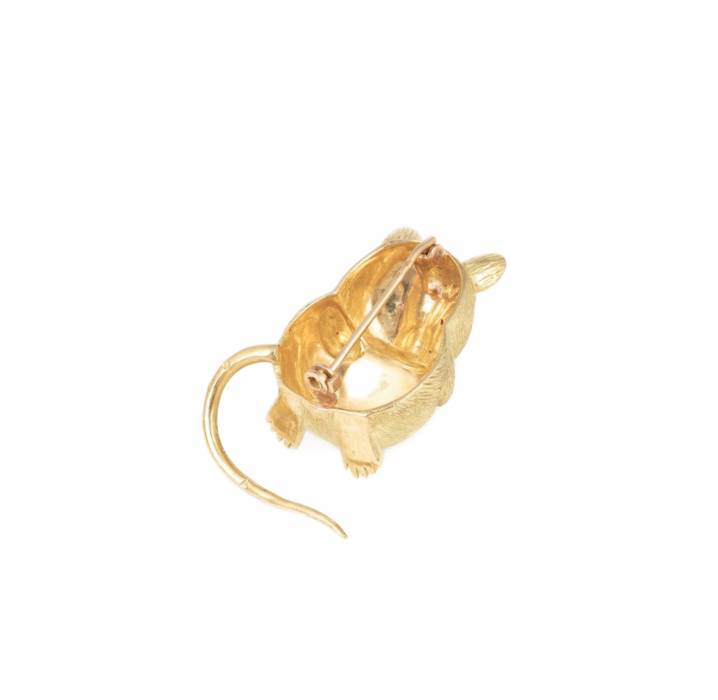 Broche en or jaune 18 carats en forme de souris tenant une noisette.