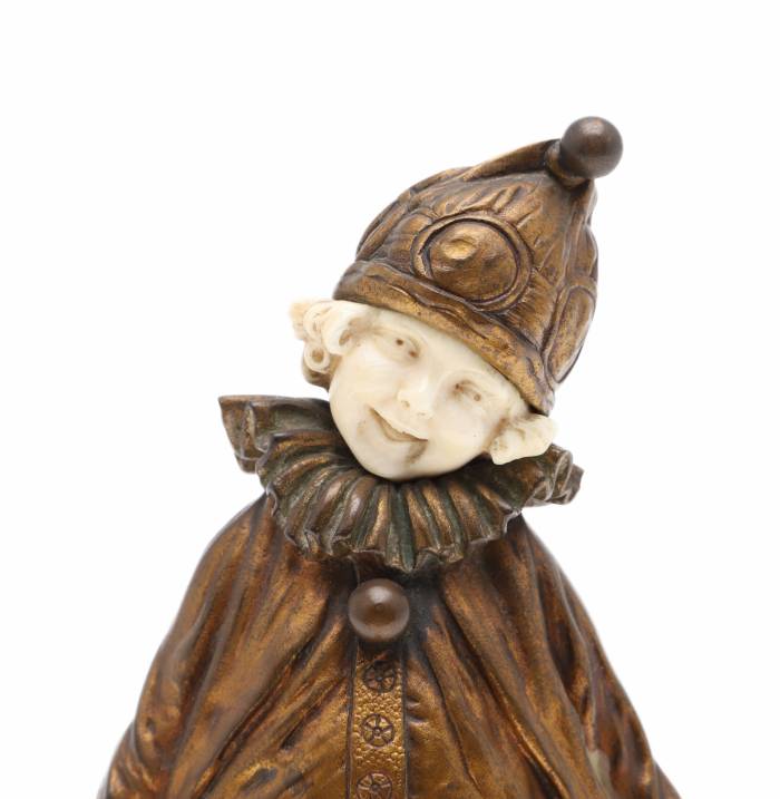 DEMETRE CHIPARUS. Figurine en bronze avec un os d&39;une jeune fille en costume de carnaval de Pierrot. Art Déco. 
