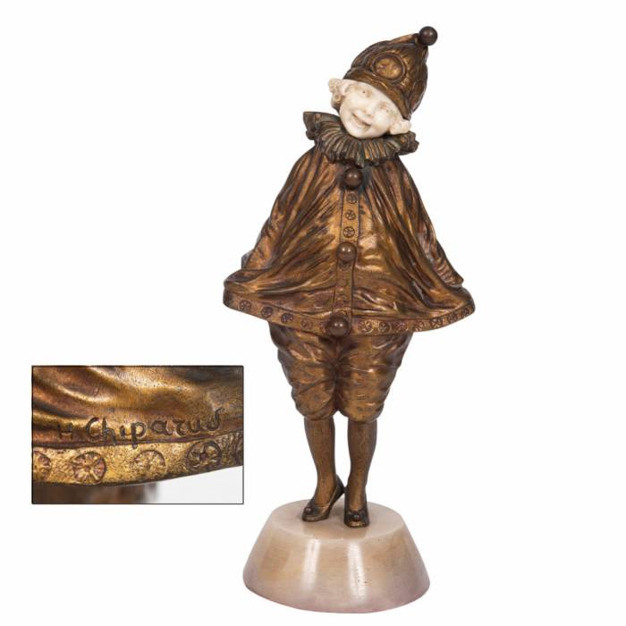 DEMETRE CHIPARUS. Figurine en bronze avec un os d&39;une jeune fille en costume de carnaval de Pierrot. Art Déco. 