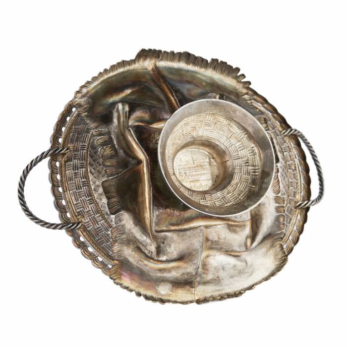 Серебряная тарелка для хлеба с изображением Московского Кремля. Павел Овчинников. Москва 1891г.